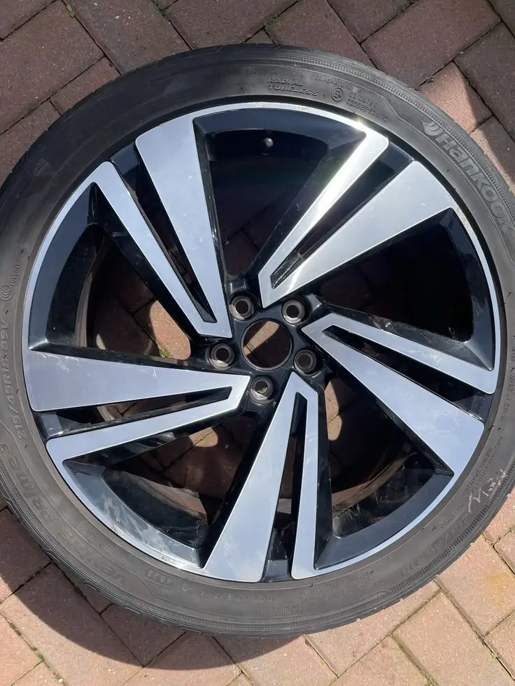 Diamond cut alloy wheel